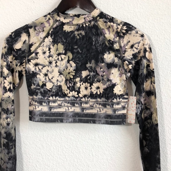 NEW! FREE PEOPLE MOVEMENT idris layer dark night print long sleeve crop top tee​ - Picture 11 of 16